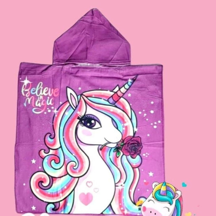 Toalla infantil tipo capa 🐙 ADVENTURE FRIENDS 🏖 (Tela suave y ultra absorbente)